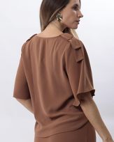 blusa-alfaiataria-dobradura-nos-ombros-marrom--bt55541225-03