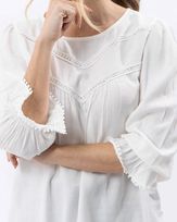 blusa-viscose-recortes-guipir-off-white-bt55221225-02