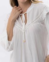 blusa-viscose-soft-entremeios-guipir-e-babados-mangas-off-white-bt55181125-02