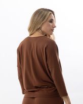 blusa-bolha-malha-gloss-manga-deslocada-marrom--bm41240624-03