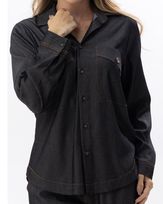 camisa-jeans-leve-com-bolsos-e-pespontos-contrastantes-preto--ij56560126-02