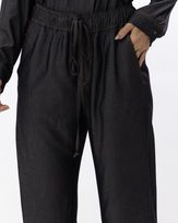 calca-pantalona-jeans-leve-pespontos-contrastantes-preto--cj56540126-02