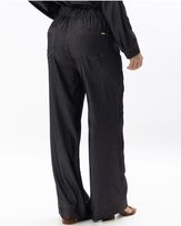 calca-pantalona-jeans-leve-pespontos-contrastantes-preto--cj56540126-03