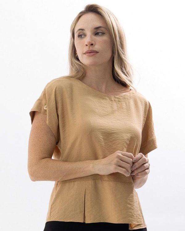 blusa-tecido-textura-basque-com-pregas-e-botoes-amarula-bt56280126-01