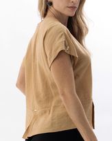 blusa-tecido-textura-basque-com-pregas-e-botoes-amarula-bt56280126-02