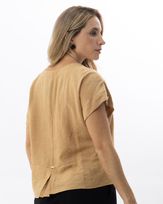 blusa-tecido-textura-basque-com-pregas-e-botoes-amarula-bt56280126-03