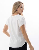 blusa-viscose-textura-aplicacao-flor-pb-off-white-bt56420126-03