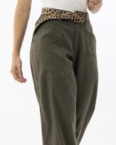 calca-reta-linho-bolsos-utilitarios-verde--ct56000126-02