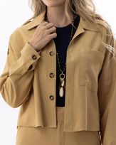 camisa-cropped-alfaiataria-twill-martingale-e-botoes-tartaruga-amarula-it56640126-02