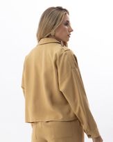 camisa-cropped-alfaiataria-twill-martingale-e-botoes-tartaruga-amarula-it56640126-03