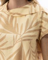 blusa-crepe-estampado-decote-assimetrico-e-botoes-ombros-creme-bt57320226-02