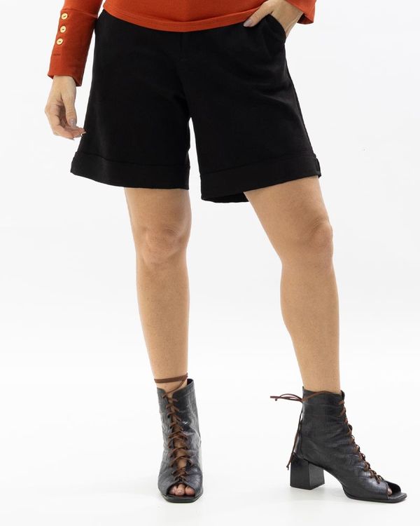 bermuda-suede-com-bolsos-e-botao-coberto-preto--dt56940226-01