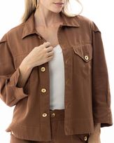 jaqueta-sarja-linho-com-pregas-e-pespontos-contrastantes-marrom--qt56300126-02