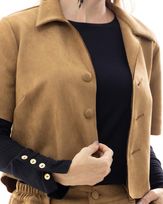casaqueto-cropped-suede-com-botoes-cobertos-e-mangas-curta-caramelo--zt56920226-03